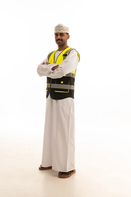 رجل عماني يرتدي سترة السلامة بخلفية بيضاء