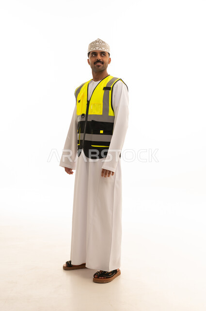 مهندس عماني بسترة السلامة على خلفية بيضاء