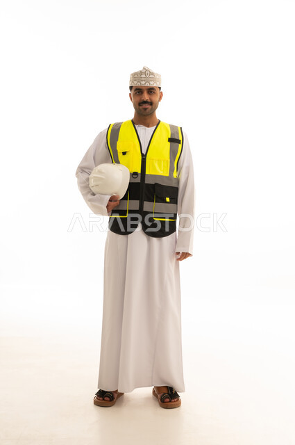 مهندس عماني بملابس السلامة على خلفية بيضاء