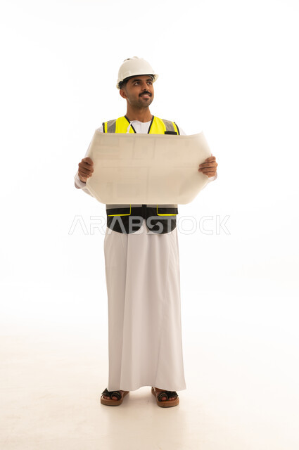 مهندس عماني يحمل مخططاً معمارياً على خلفية بيضاء