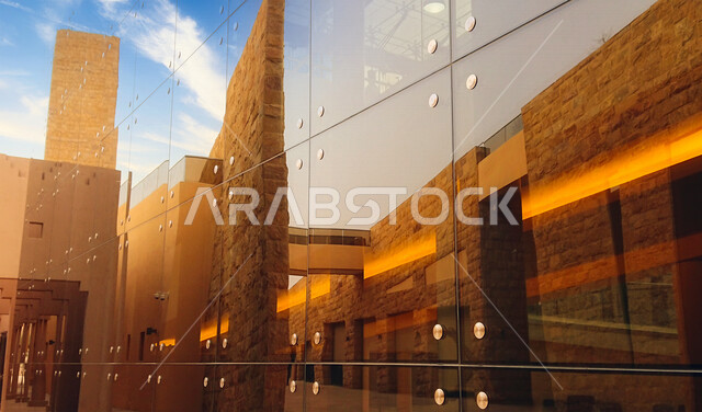 صورة جمالية لإنعكاس مباني الدرعية القديمة على الزجاج ، الدرعية في مدينة الرياض بالمملكة العربية السعودية ، السياحة في السعودية ، يوم التأسيس السعودي ، ذكرى تأسيس الدولة السعودية