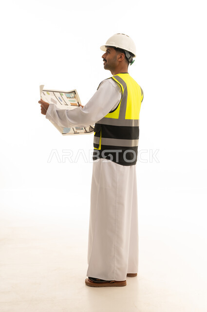 مهندس عماني مع مخططات بناء على خلفية بيضاء