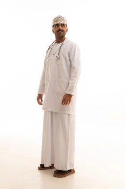 طبيب عماني يرتدي المعطف الطبي على خلفية بيضاء