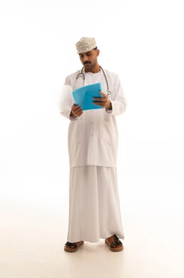 طبيب عماني مع ملف طبي على خلفية بيضاء