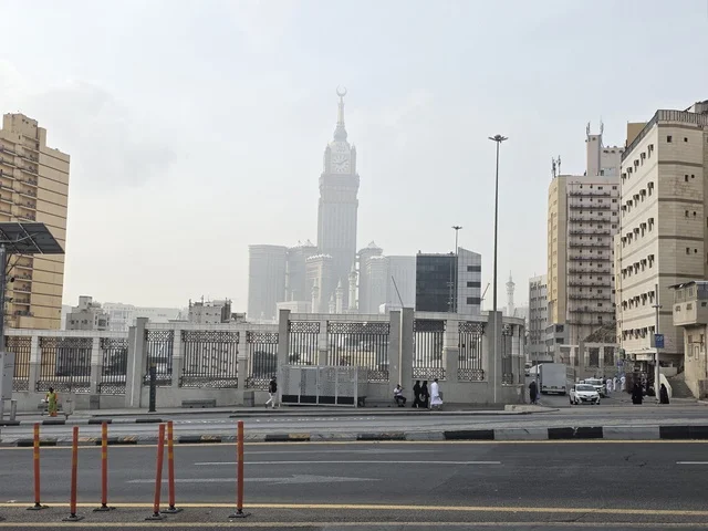 قبر امنا خديجة بنت خويلد رضي الله عنها، مقبرة مقدسة في العالم الاسلامي، مقبرة جنة المعلاة (مقبرة الحجون) على سفح جبل الحجون، المقبرة الرئيسية لأهل مكة المكرمة منذ عصر ما قبل الإسلام