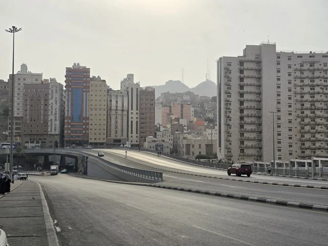 قبر امنا خديجة بنت خويلد رضي الله عنها، مقبرة مقدسة في العالم الاسلامي، مقبرة جنة المعلاة (مقبرة الحجون) على سفح جبل الحجون، المقبرة الرئيسية لأهل مكة المكرمة منذ عصر ما قبل الإسلام