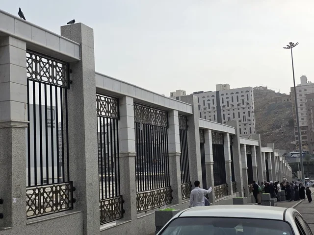 قبر امنا خديجة بنت خويلد رضي الله عنها، مقبرة مقدسة في العالم الاسلامي، مقبرة جنة المعلاة (مقبرة الحجون) على سفح جبل الحجون، المقبرة الرئيسية لأهل مكة المكرمة منذ عصر ما قبل الإسلام