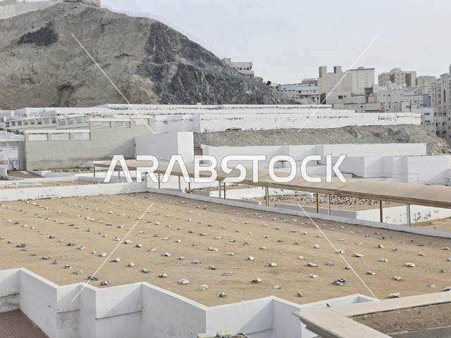 مقبرة جنة المعلاة (مقبرة الحجون) على سفح جبل الحجون، المقبرة الرئيسية لأهل مكة المكرمة منذ عصر ما قبل الإسلام ، مقبرة مقدسة في العالم الاسلامي،  قبر امنا خديجة بنت خويلد رضي الله عنها
