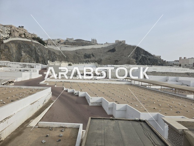 مقبرة جنة المعلاة (مقبرة الحجون) على سفح جبل الحجون، المقبرة الرئيسية لأهل مكة المكرمة منذ عصر ما قبل الإسلام ، مقبرة مقدسة في العالم الاسلامي،  قبر امنا خديجة بنت خويلد رضي الله عنها