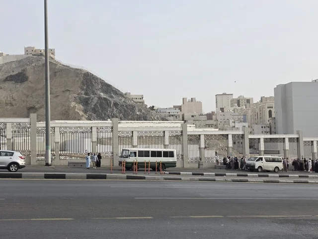 مقبرة جنة المعلاة (مقبرة الحجون) على سفح جبل الحجون، المقبرة الرئيسية لأهل مكة المكرمة منذ عصر ما قبل الإسلام ، مقبرة مقدسة في العالم الاسلامي،  قبر امنا خديجة بنت خويلد رضي الله عنها