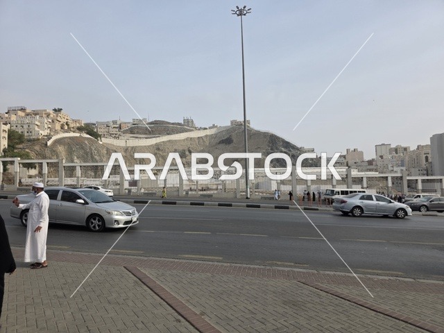 مقبرة مقدسة في العالم الاسلامي، مقبرة جنة المعلاة (مقبرة الحجون) على سفح جبل الحجون، المقبرة الرئيسية لأهل مكة المكرمة منذ عصر ما قبل الإسلام ، قبر امنا خديجة بنت خويلد رضي الله عنها