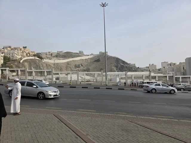 مقبرة مقدسة في العالم الاسلامي، مقبرة جنة المعلاة (مقبرة الحجون) على سفح جبل الحجون، المقبرة الرئيسية لأهل مكة المكرمة منذ عصر ما قبل الإسلام ، قبر امنا خديجة بنت خويلد رضي الله عنها