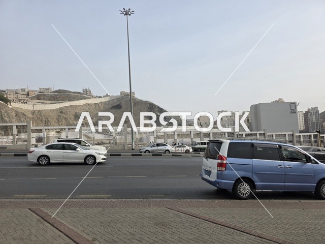 مقبرة مقدسة في العالم الاسلامي، مقبرة جنة المعلاة (مقبرة الحجون) على سفح جبل الحجون، المقبرة الرئيسية لأهل مكة المكرمة منذ عصر ما قبل الإسلام ، قبر امنا خديجة بنت خويلد رضي الله عنها