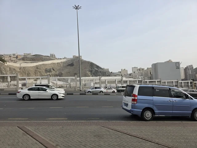 مقبرة مقدسة في العالم الاسلامي، مقبرة جنة المعلاة (مقبرة الحجون) على سفح جبل الحجون، المقبرة الرئيسية لأهل مكة المكرمة منذ عصر ما قبل الإسلام ، قبر امنا خديجة بنت خويلد رضي الله عنها