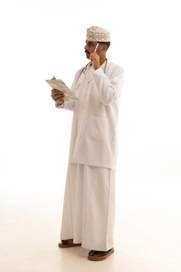 طبيب عماني يفكر مع لوحة ملاحظات خلفية بيضاء