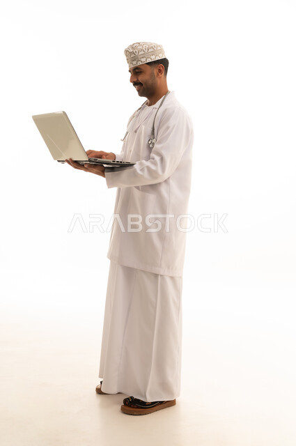 طبيب عماني يستخدم الكمبيوتر المحمول خلفية بيضاء