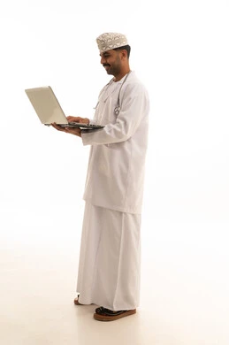 طبيب عماني يستخدم الكمبيوتر المحمول خلفية بيضاء