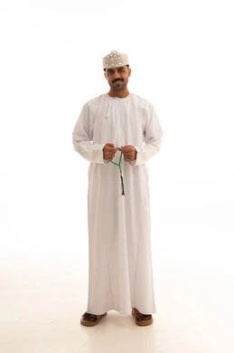 رجل عماني بالزي التقليدي والمسبحة بخلفية بيضاء