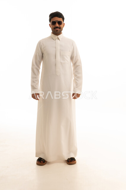 رجل سعودي بالثوب الأبيض والنظارات في الاستوديو