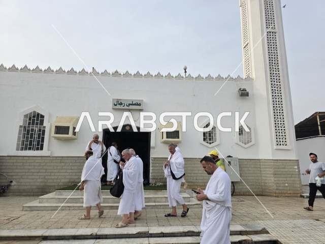 ميقات للإحرام بالحج والعمرة لمن داخل حدود الحرم المكي، مسجد الحديبية (مسجد الشميسي) في منطقة الشميسي على طريق مكة المكرمة (جدة القديم)، مسجد أثري قديم مبني من الحجر الأسود والجص
