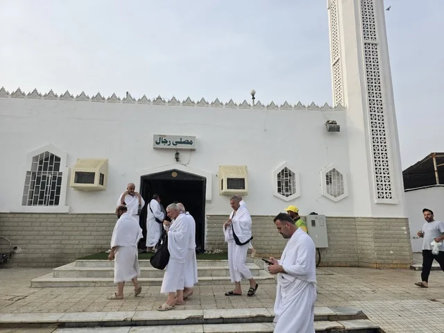 ميقات للإحرام بالحج والعمرة لمن داخل حدود الحرم المكي، مسجد الحديبية (مسجد الشميسي) في منطقة الشميسي على طريق مكة المكرمة (جدة القديم)، مسجد أثري قديم مبني من الحجر الأسود والجص