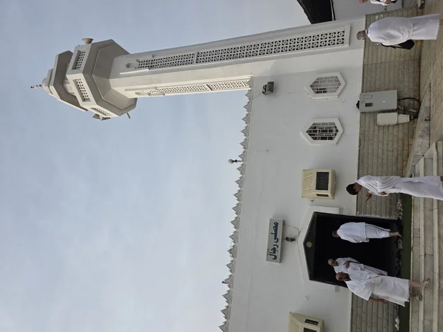 مسجد الحديبية (مسجد الشميسي) في منطقة الشميسي على طريق مكة المكرمة (جدة القديم)، ميقات للإحرام بالحج والعمرة لمن داخل حدود الحرم المكي، مسجد أثري قديم مبني من الحجر الأسود والجص