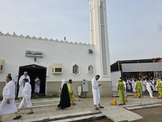 مسجد الحديبية (مسجد الشميسي) في منطقة الشميسي على طريق مكة المكرمة (جدة القديم)، ميقات للإحرام بالحج والعمرة لمن داخل حدود الحرم المكي، مسجد أثري قديم مبني من الحجر الأسود والجص