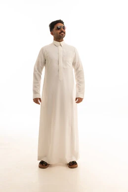 رجل سعودي بالثوب التقليدي والنظارات الشمسية في الاستوديو