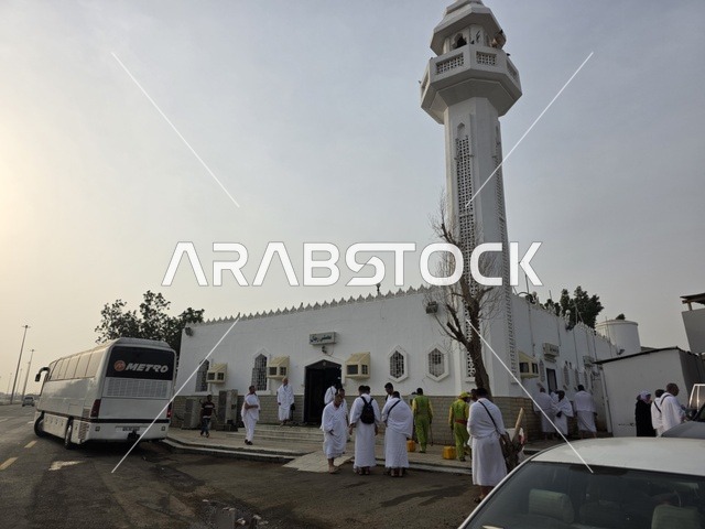 ميقات للإحرام بالحج والعمرة لمن داخل حدود الحرم المكي، مسجد الحديبية (مسجد الشميسي) في منطقة الشميسي على طريق مكة المكرمة (جدة القديم)، مسجد أثري قديم مبني من الحجر الأسود والجص