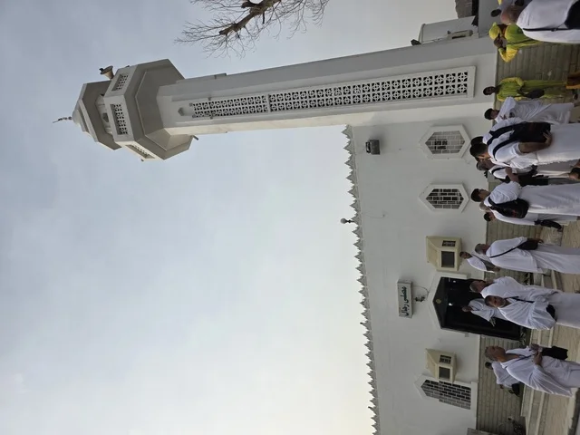 ميقات للإحرام بالحج والعمرة لمن داخل حدود الحرم المكي، مسجد الحديبية (مسجد الشميسي) في منطقة الشميسي على طريق مكة المكرمة (جدة القديم)، مسجد أثري قديم مبني من الحجر الأسود والجص