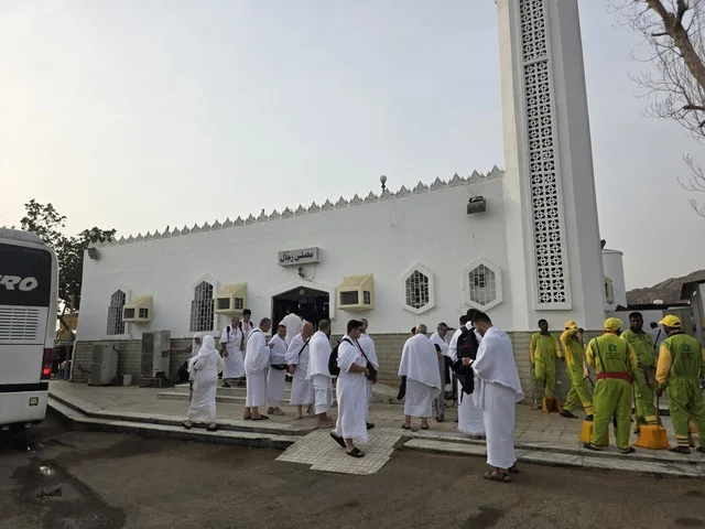 مسجد الحديبية (مسجد الشميسي) في منطقة الشميسي على طريق مكة المكرمة (جدة القديم)، ميقات للإحرام بالحج والعمرة لمن داخل حدود الحرم المكي، مسجد أثري قديم مبني من الحجر الأسود والجص