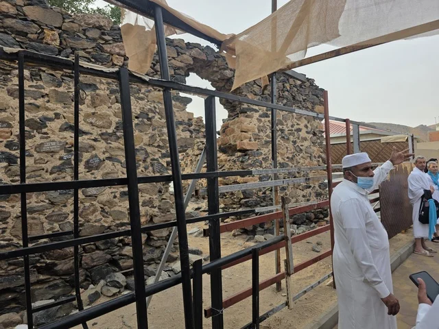 The Hudaybiyyah Mosque (Al-Shumaisi Mosque) is located in the Al-Shumaisi area on the road to Mecca (Old Jeddah), a designated place for entering into the state of Ihram for Hajj and Umrah for those within the boundaries of the Sacred Mosque. It is an ancient historical mosque built from black stone and plaster.