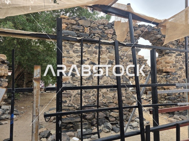 ميقات للإحرام بالحج والعمرة لمن داخل حدود الحرم المكي، مسجد الحديبية (مسجد الشميسي) في منطقة الشميسي على طريق مكة المكرمة (جدة القديم)، مسجد أثري قديم مبني من الحجر الأسود والجص