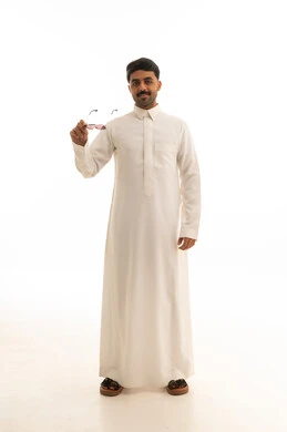 رجل سعودي بالثوب التقليدي خلفية بيضاء