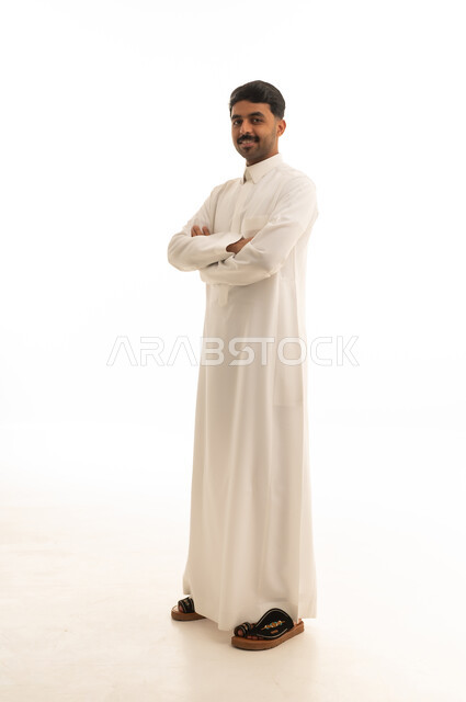 رجل سعودي بالثوب الأبيض التقليدي في استوديو