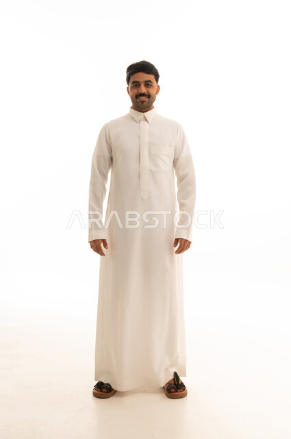 رجل سعودي بالثوب الأبيض التقليدي لقطة كاملة