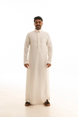 رجل سعودي بالثوب الأبيض التقليدي لقطة كاملة
