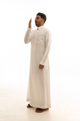 رجل سعودي بالثوب الأبيض يتثاءب على خلفية بيضاء