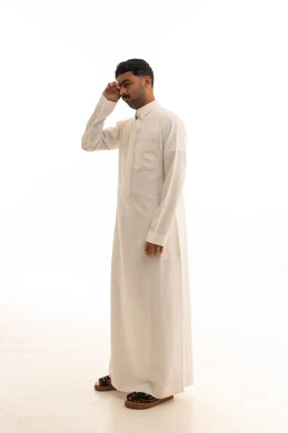 رجل سعودي بالثوب التقليدي يفكر بخلفية بيضاء