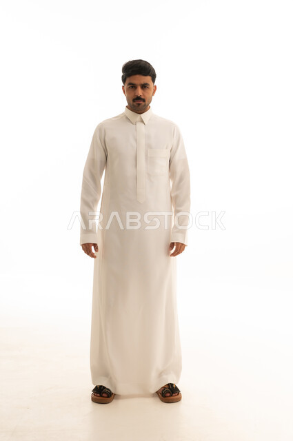 رجل سعودي بالثوب الأبيض التقليدي بخلفية بيضاء