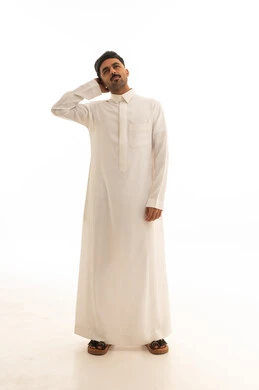 رجل سعودي بالثوب التقليدي على خلفية بيضاء