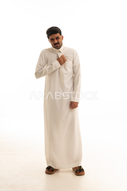 رجل سعودي بالثوب الأبيض بخلفية بيضاء