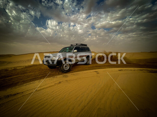 صورة جمالية للكثبان الرملية الصحراوية في المملكة العربية السعودية ، الرمال الناعمة ، جمال المناظر الطبيعية الصحراوية في السعودية ، جيب تويوتا الرياضي بتصميم عصري جذاب تسير في وسط الصحراء ، صحاري السعودية