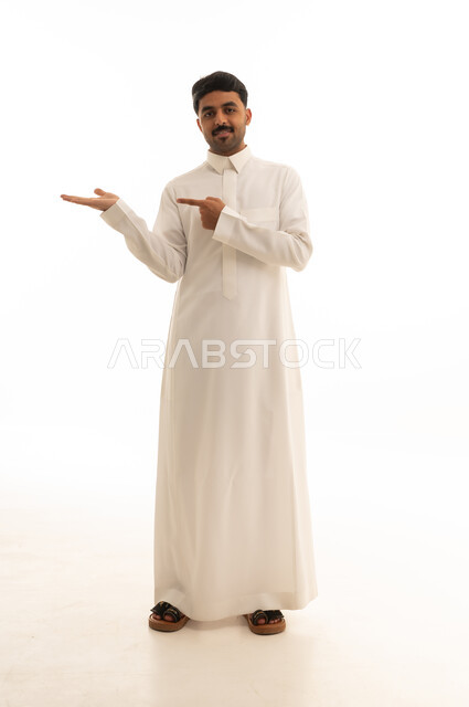 رجل سعودي بالثوب الأبيض يقدم عرضاً على خلفية بيضاء