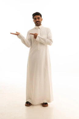 رجل سعودي بالثوب الأبيض يقدم عرضاً على خلفية بيضاء