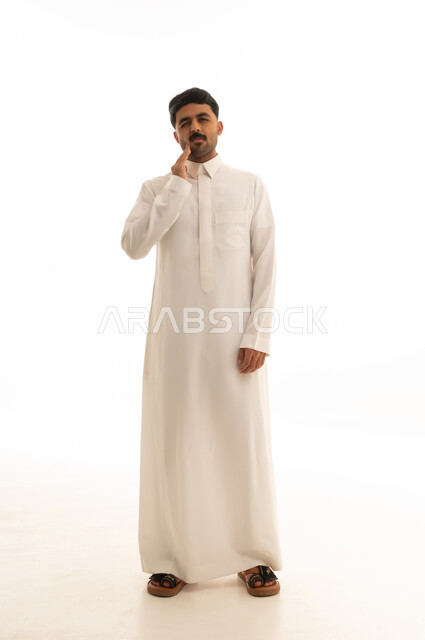 رجل سعودي بالثوب الأبيض على خلفية بيضاء