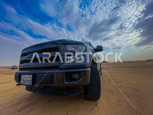 صورة جمالية للكثبان الرملية الصحراوية في المملكة العربية السعودية ، الرمال الناعمة ، جمال المناظر الطبيعية الصحراوية في السعودية ، جيب فورد الرياضي بتصميم عصري جذاب تسير في وسط الصحراء ، صحاري السعودية