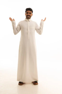 رجل سعودي يرتدي الثوب الأبيض على خلفية بيضاء