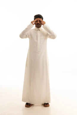 رجل سعودي بالثوب الأبيض يشعر بالصداع والتوتر