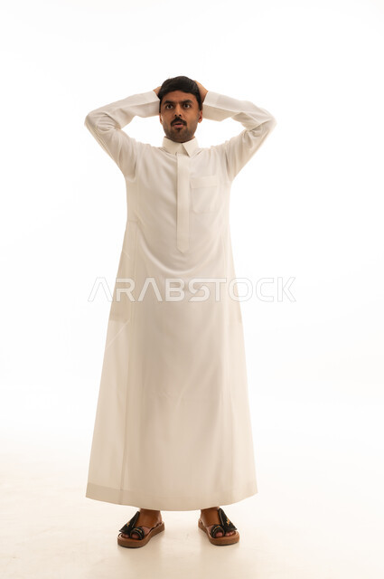 رجل سعودي بالثوب الأبيض يعبر عن الصدمة